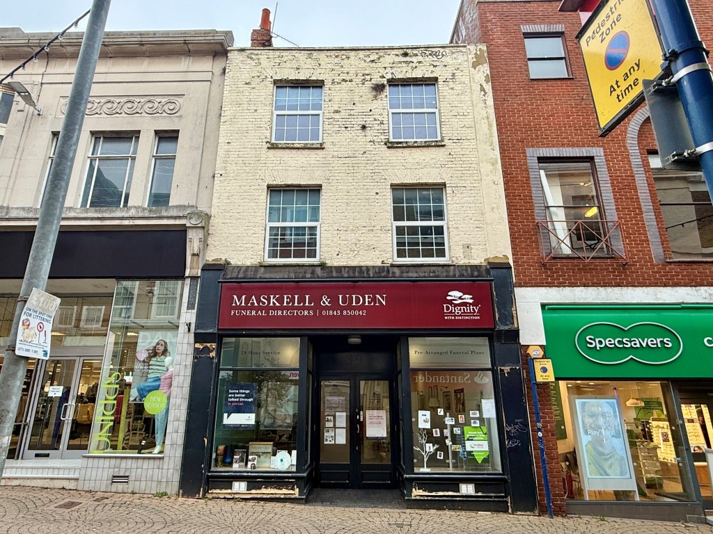 Lot: 143 - FOUR-BEDROOM MAISONETTE IN TOWN CENTRE - Mid-terrace town centre property